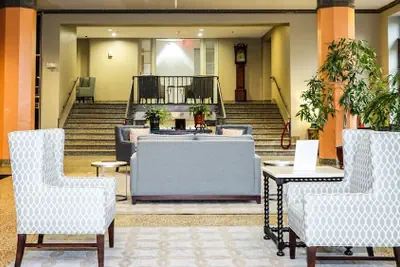 Photo 5 - Grand Eastonian Hotel & Suites