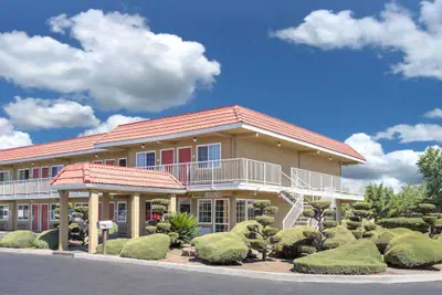Photo 2 - Days Inn by Wyndham Turlock