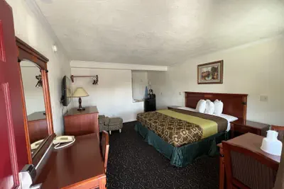 Photo 4 - Americas Best Value Inn Hanford