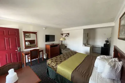 Photo 5 - Americas Best Value Inn Hanford