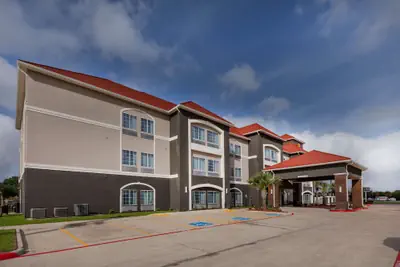 Photo 2 - La Quinta Inn & Suites by Wyndham Port Lavaca