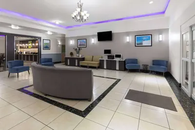 Photo 5 - La Quinta Inn & Suites by Wyndham Deer Park