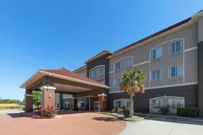 Photo 2 - La Quinta Inn & Suites by Wyndham Deer Park
