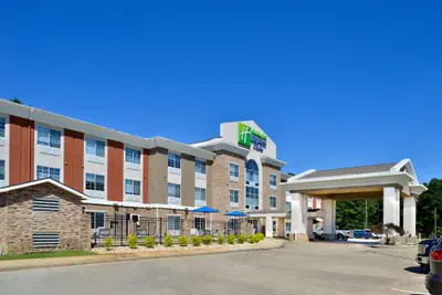 Photo 2 - Holiday Inn Express & Suites Carthage by IHG
