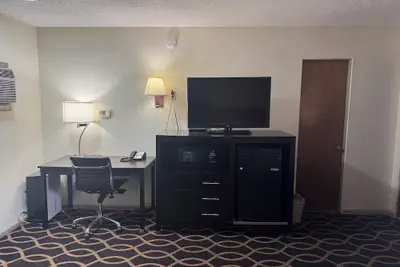 Photo 4 - Euclid Motel