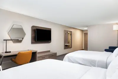 Photo 5 - Holiday Inn Express & Suites Green Bay East by IHG