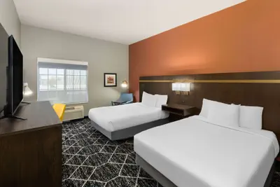 Photo 4 - La Quinta Inn & Suites by Wyndham Olathe