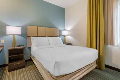 Photo 5 - Candlewood Suites Fort Myers Sanibel Gateway by IHG