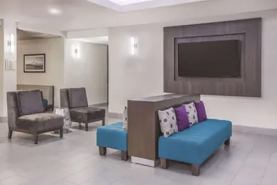Photo 3 - La Quinta Inn & Suites by Wyndham Bay City