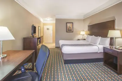 Photo 2 - La Quinta Inn & Suites by Wyndham Bay City