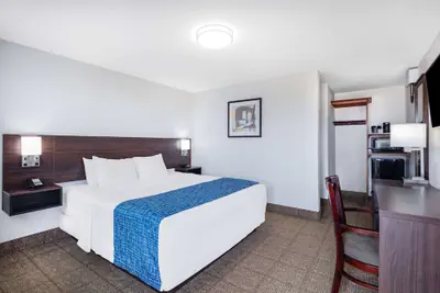 Photo 2 - Travelodge by Wyndham Newport