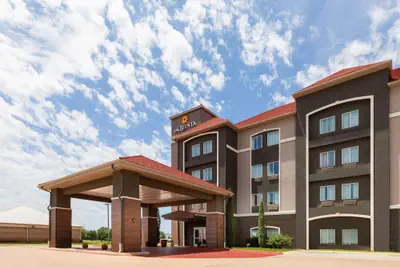 Photo 2 - La Quinta Inn & Suites by Wyndham Brownwood