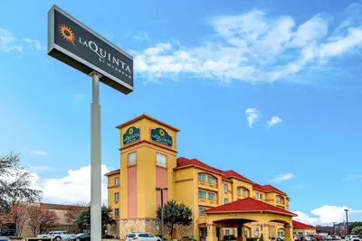 Photo 2 - La Quinta Inn & Suites by Wyndham DFW Airport West - Bedford