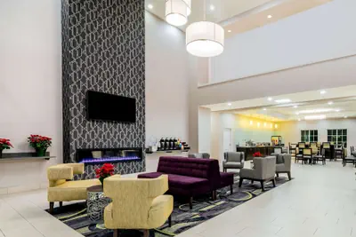 Photo 3 - La Quinta Inn & Suites by Wyndham DFW Airport West - Bedford