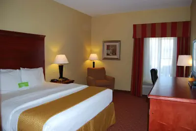 Photo 5 - La Quinta Inn & Suites by Wyndham Fairfield TX