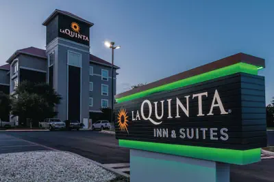 Photo 2 - La Quinta Inn & Suites by Wyndham San Antonio Northwest
