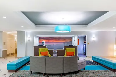 Photo 4 - La Quinta Inn & Suites by Wyndham Orange
