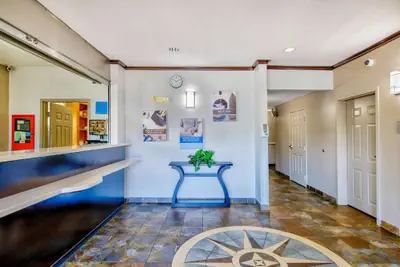 Photo 4 - OYO Townhouse Beaumont Medical Center Area I-10