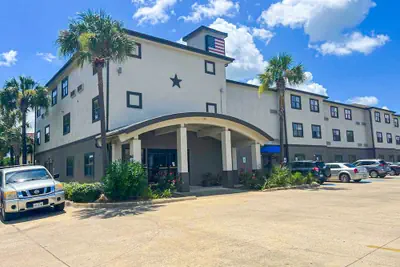 Photo 2 - OYO Townhouse Beaumont Medical Center Area I-10
