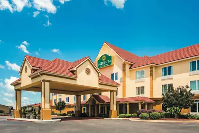 Photo 2 - La Quinta Inn & Suites by Wyndham Russellville