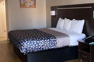 Photo 4 - Econo Lodge Sevierville-Pigeon Forge on the River