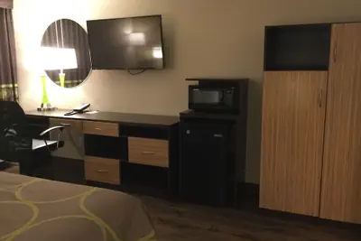 Photo 5 - Super 8 by Wyndham South Holland