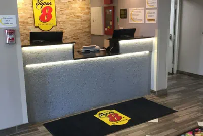 Photo 3 - Super 8 by Wyndham South Holland