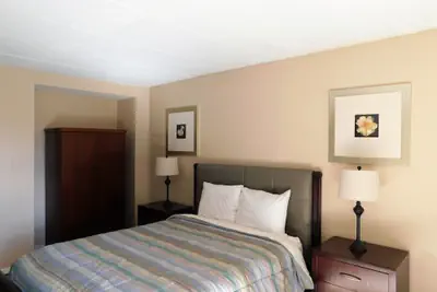 Photo 4 - APM Inn & Suites