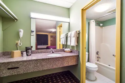 Photo 4 - Rodeway Inn Greenwood