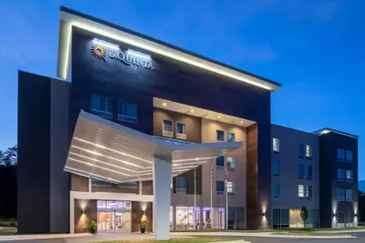 Photo 2 - La Quinta Inn & Suites by Wyndham Greensboro Arpt High Point
