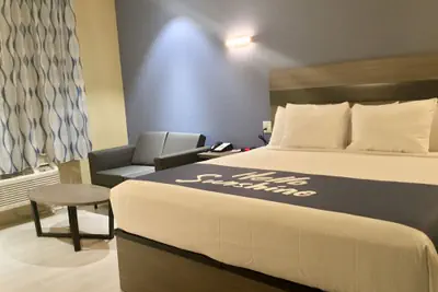 Photo 4 - Days Inn by Wyndham Freeport