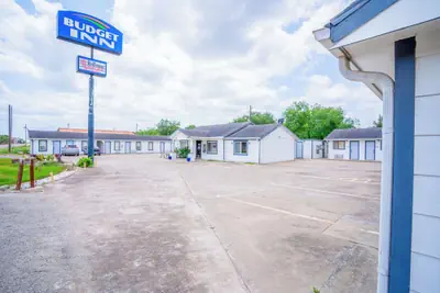 Photo 2 - OYO Budget Inn Falfurrias Hwy 281