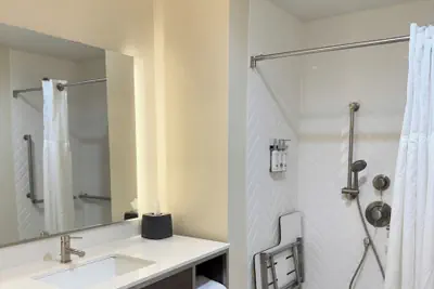 Photo 5 - Holiday Inn Hotel & Suites Fayetteville W-Fort Bragg Area by IHG