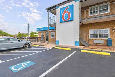 Photo 2 - Motel 6 Falls Church, VA - Arlington Boulevard