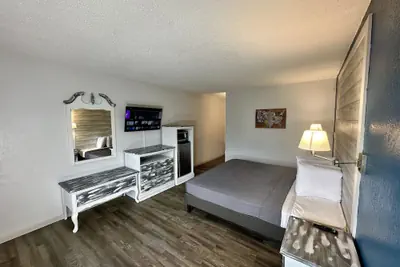 Photo 4 - Ozark Inn & Suites