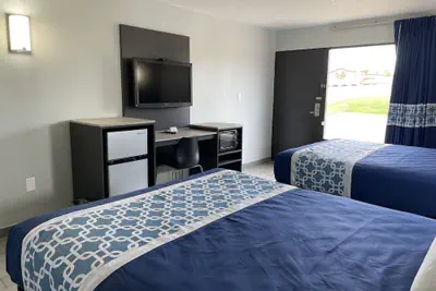 Photo 5 - Executive Inn
