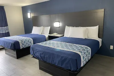 Photo 4 - Executive Inn
