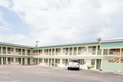 Photo 5 - Budget Inn