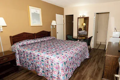 Photo 3 - Budget Inn