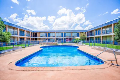 Photo 2 - Castle Inn & Suites by OYO Lawton