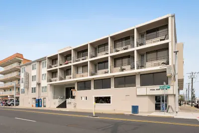 Photo 2 - Oceanic Hotel