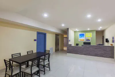Photo 4 - Days Inn by Wyndham Baton Rouge Airport