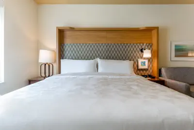 Photo 4 - Holiday Inn & Suites Cedar Falls - Waterloo Event Ctr by IHG