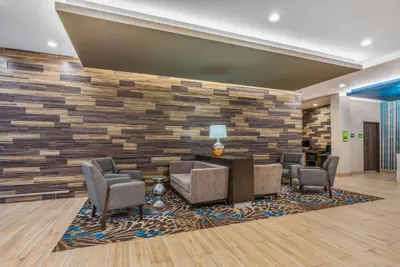 Photo 4 - La Quinta Inn and Suites by Wyndham Houston Spring South