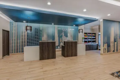 Photo 3 - La Quinta Inn and Suites by Wyndham Houston Spring South