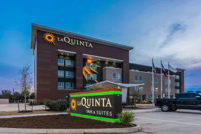 Photo 2 - La Quinta Inn and Suites by Wyndham Houston Spring South