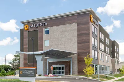 Photo 2 - La Quinta Inn & Suites by Wyndham Bloomington