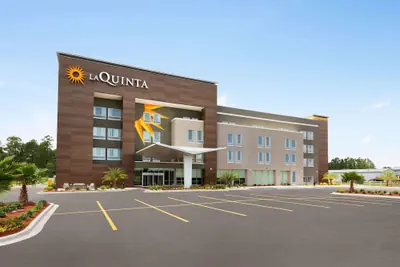Photo 2 - La Quinta Inn & Suites by Wyndham Brunswick/Golden Isles