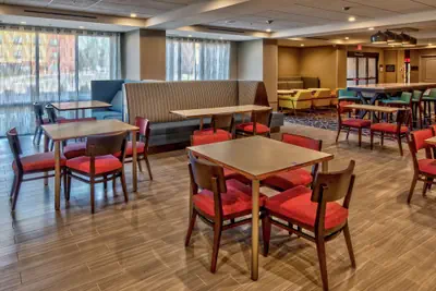 Photo 3 - Hampton Inn Fresno Airport