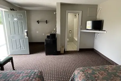Photo 5 - Economy Inn